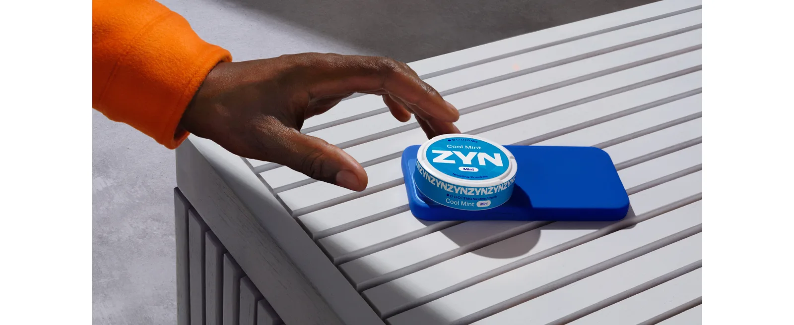 Official ZYN lifestyle banner with slim and mini nicotine pouch cans, the discreet dry-pouch format